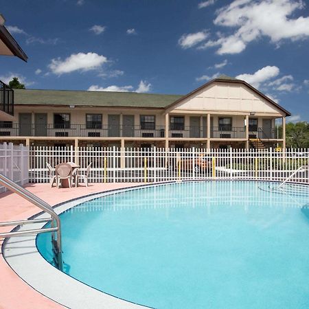 Americana Inn & Suites Lake Magdalene Exterior foto