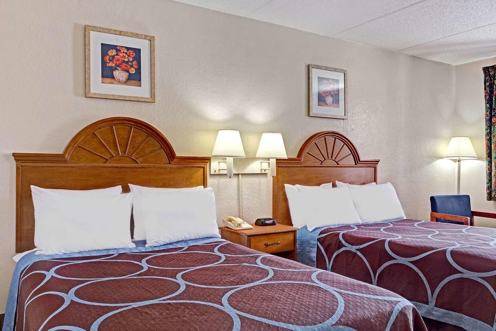 Americana Inn & Suites Lake Magdalene Exterior foto